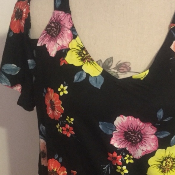 ❌DONATED❌Black Floral Cold Shoulder Short Flutter Sleeve V-neck Top - Picture 6 of 11